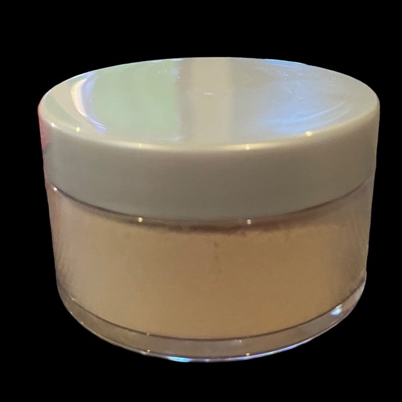 Mary Kay Signature Loose Powder - Picture 3 of 8